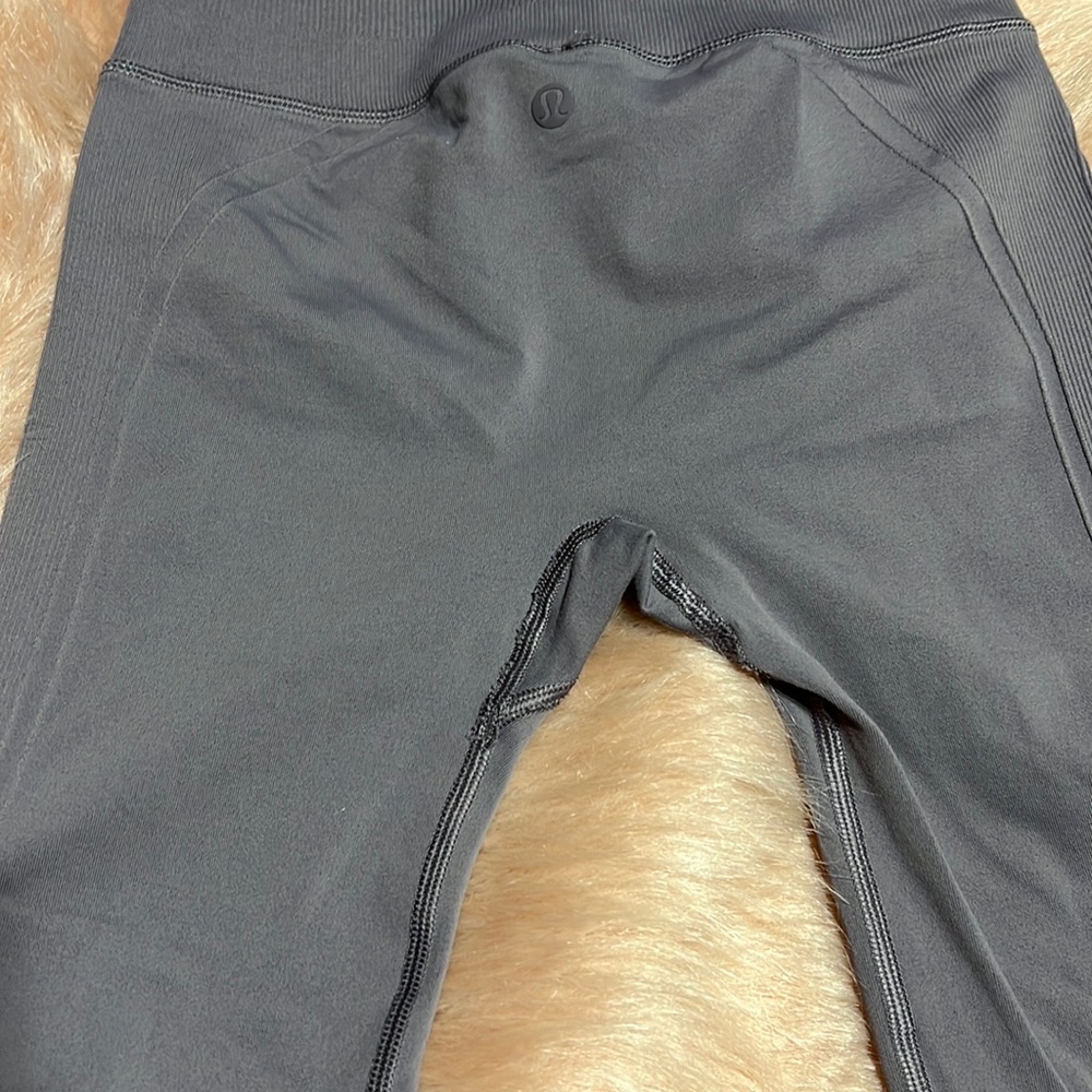 Lululemon Yoga leggings Ebb to Street Tight Frosted Mulberry size 4 - Picture 11 of 13